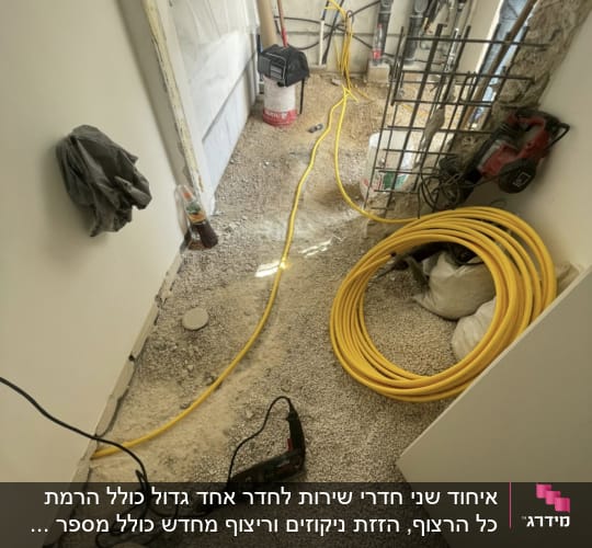 כלי עבודה, כבלים צהובים, רצפת חצץ, שיפוץ